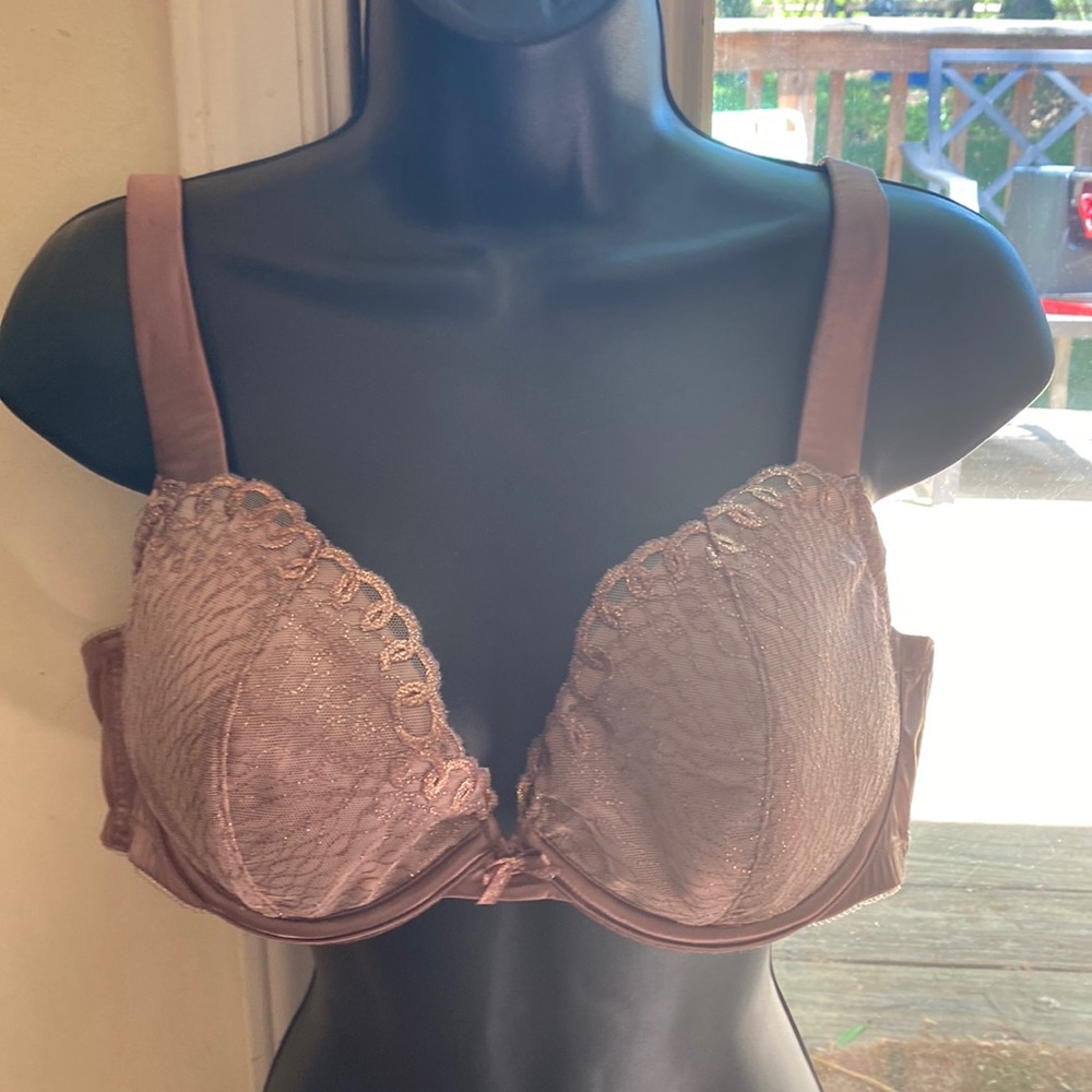 Scalloped lace bra.